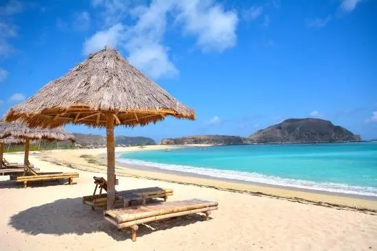 pantai putih yang bikin lu betah di lombok
