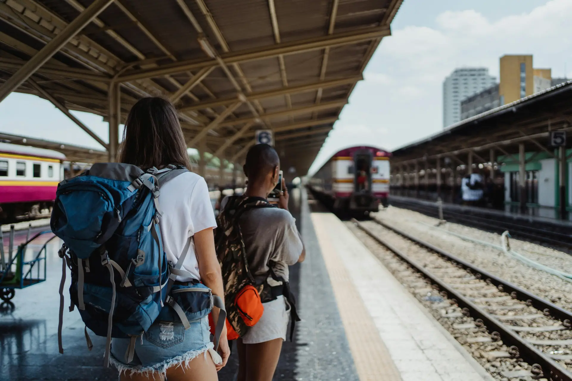 Tren "Slow Travel": Mengapa Menikmati Perjalanan Lebih Penting Daripada Sekadar Foto di Tempat Viral?