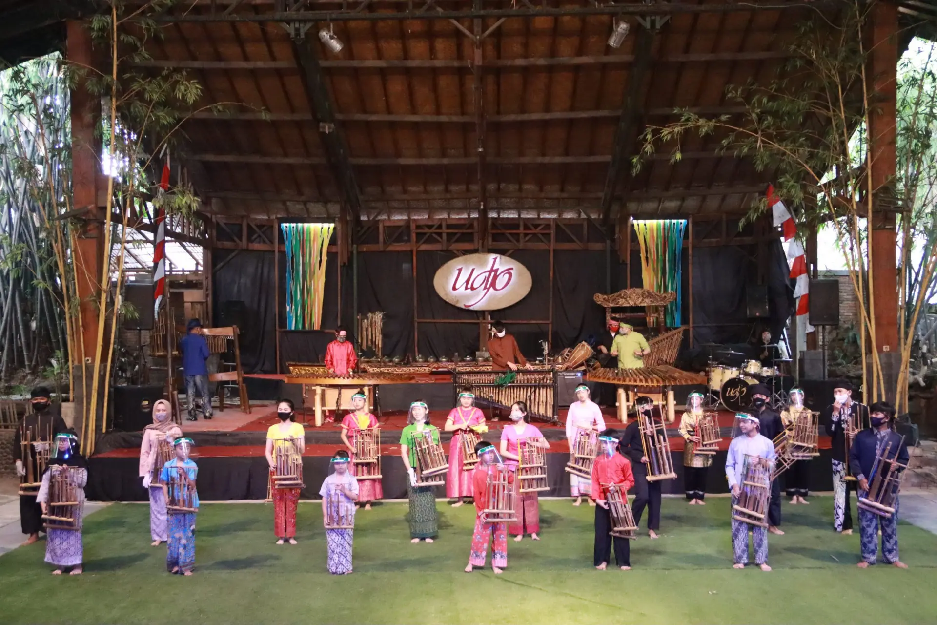 Saung Angklung Udjo: Main Angklung Bareng Anak Sunda di Bandung!