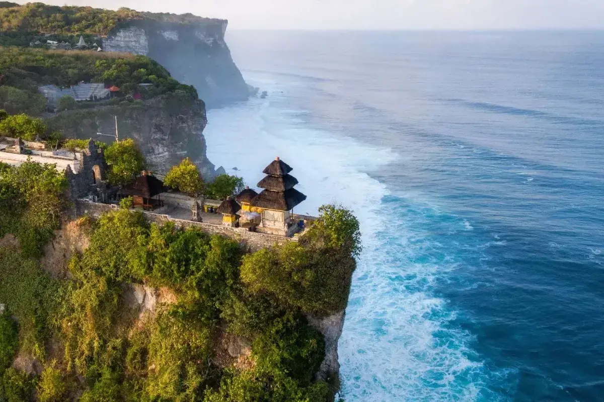 Pura Uluwatu: Tebing Sakral yang Bikin Kamu Betah Berlama-lama