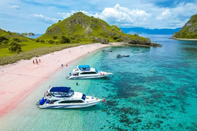 Labuan Bajo: Surga yang Bikin Bule Betah Banget