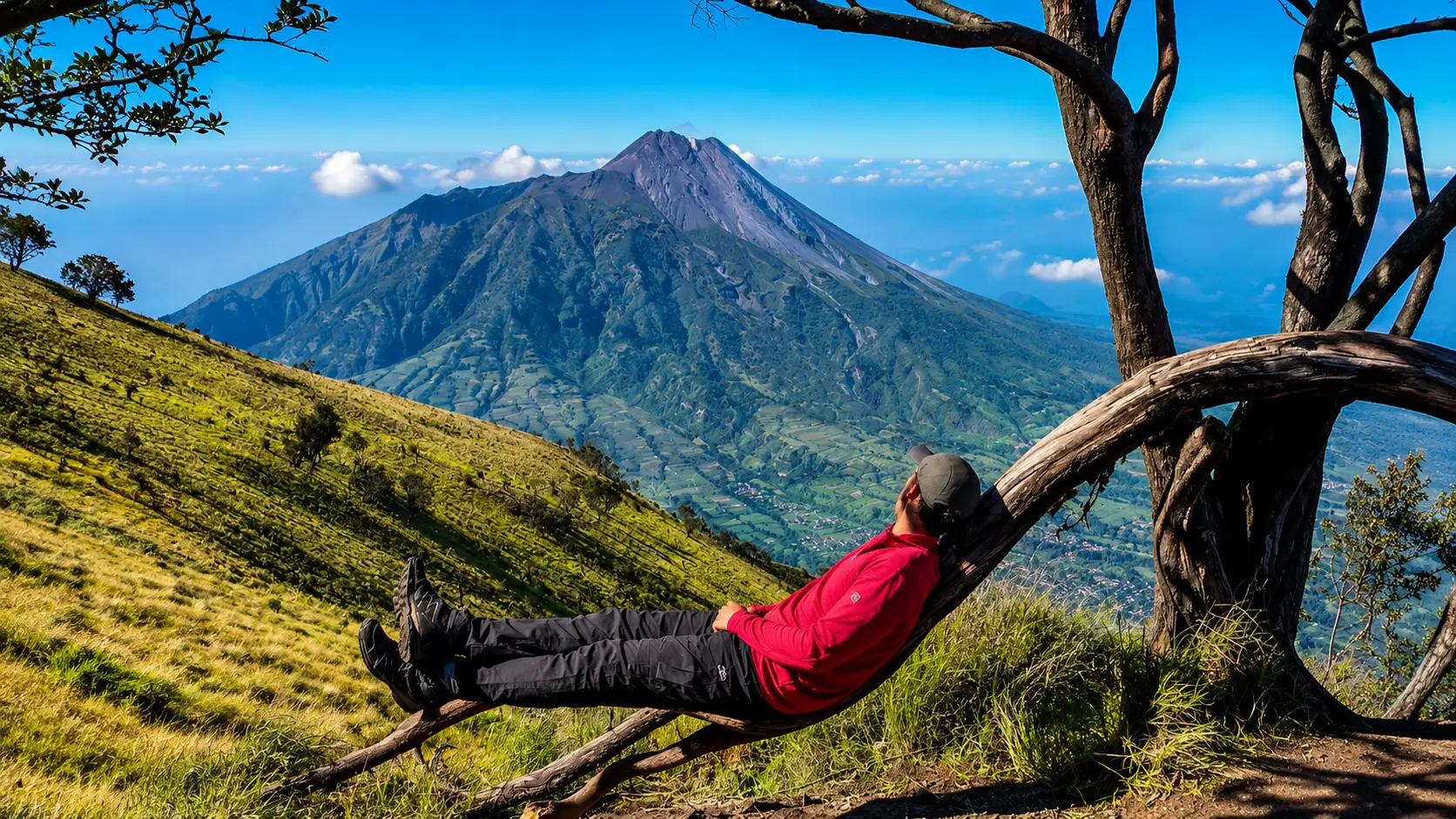 Pesona Sunrise dan Lautan Awan Spektakuler di Puncak Gunung Merbabu